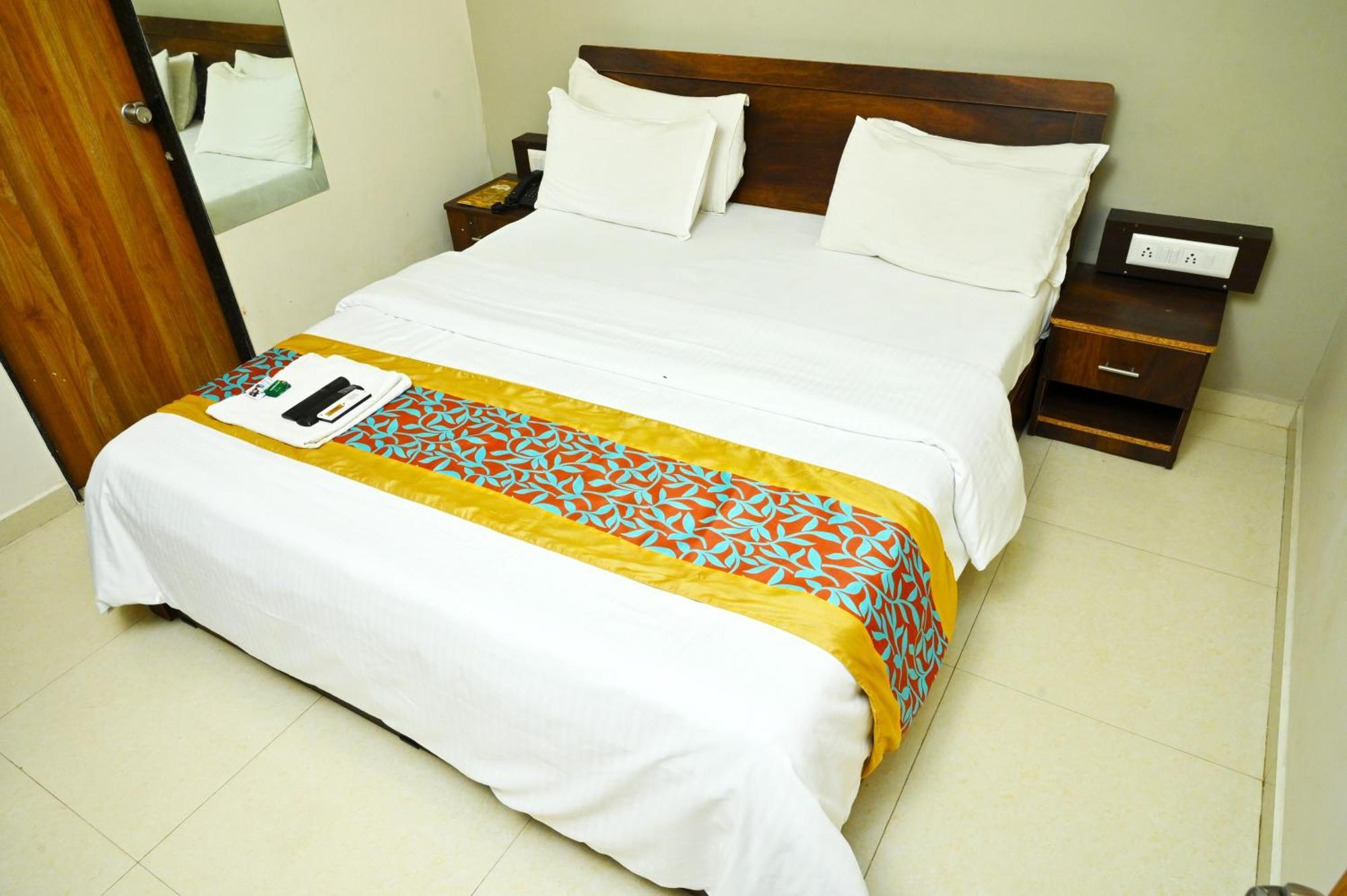 Hotel Blue Leaf Rajkot Extérieur photo