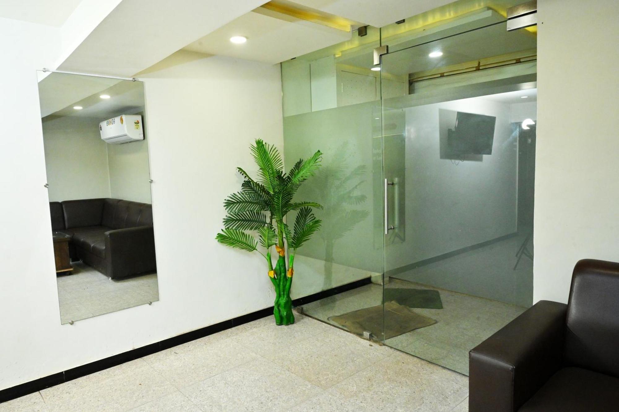 Hotel Blue Leaf Rajkot Extérieur photo