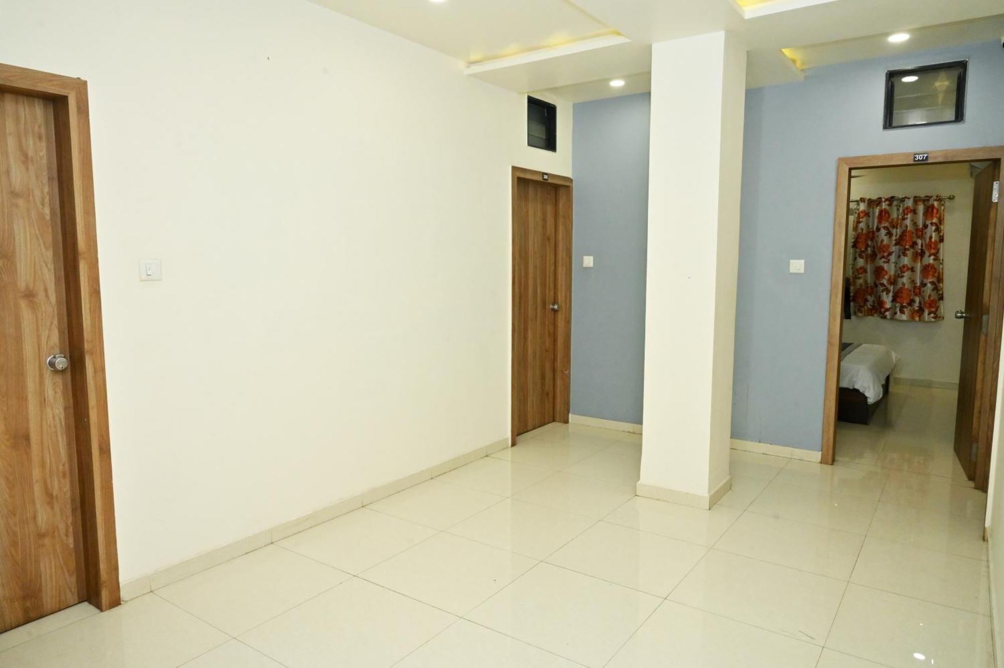 Hotel Blue Leaf Rajkot Extérieur photo