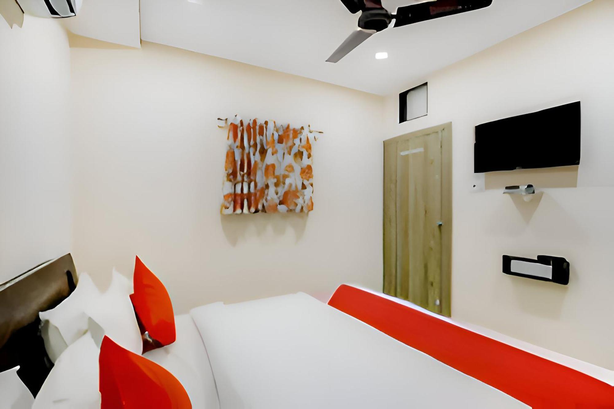 Hotel Blue Leaf Rajkot Extérieur photo