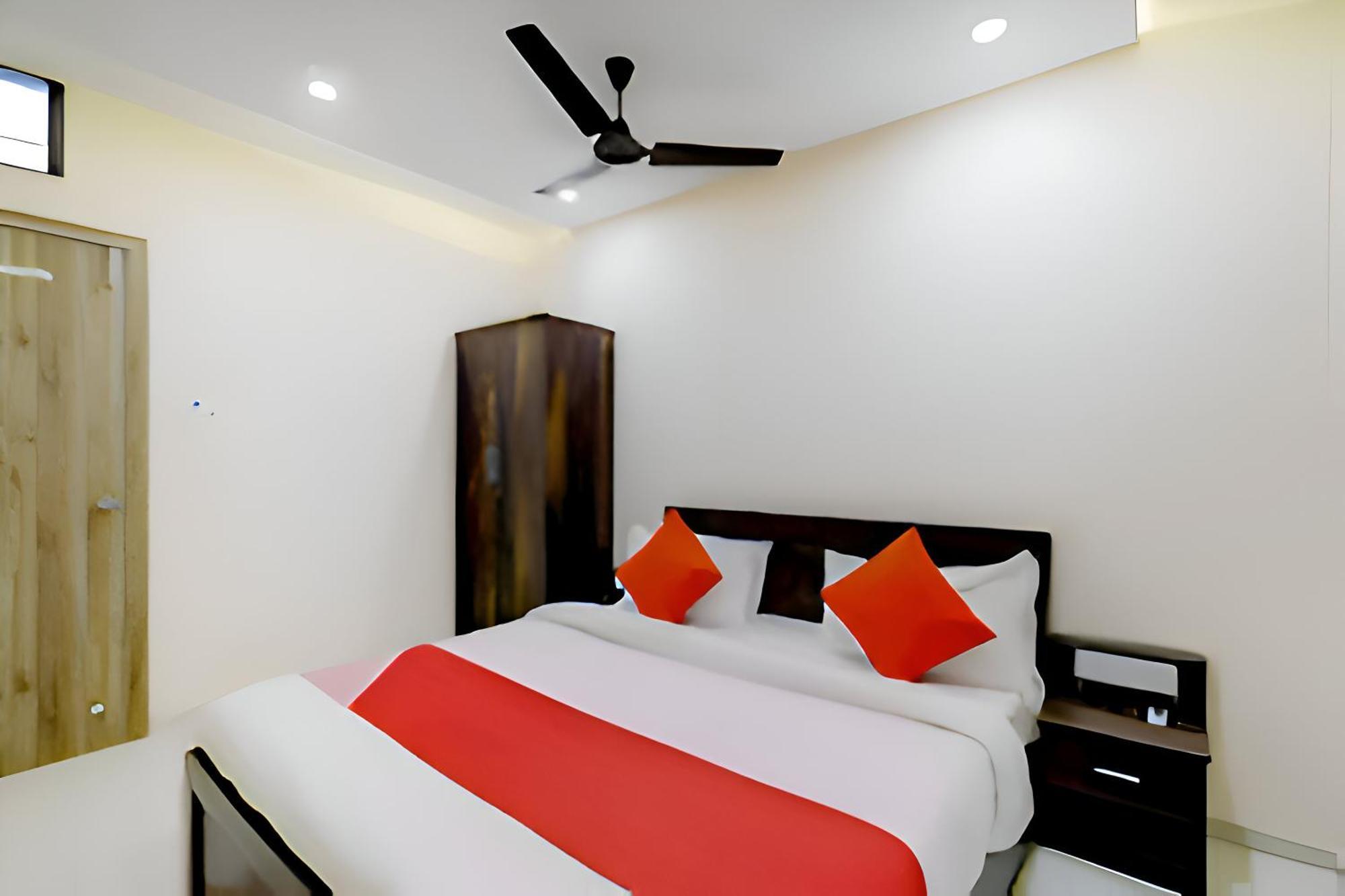 Hotel Blue Leaf Rajkot Extérieur photo